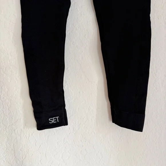 Set Active Sculptflex Leggings in Onyx. Size Medium - Picture 8 of 8